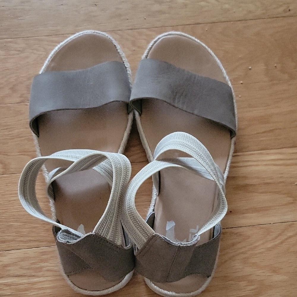 Stylish Women's Sandals in Tan and Cream